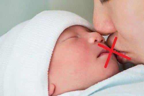 Sự thật về 'lời nguyền': 'Ôm hôn có thể khiến trẻ tử vong'