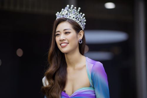 Khánh Vân và Thúy Vân thử trả lời câu hỏi ứng xử tại Miss Universe