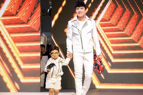 Đan Trường lần đầu đưa con trai về Việt Nam diễn catwalk