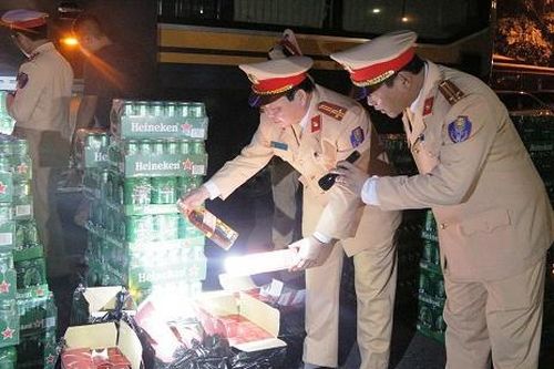 Xe khách chở hàng trăm két bia không rõ nguồn gốc