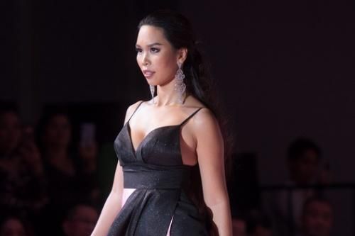Hà Anh hớ hênh trang phục trên sàn diễn
