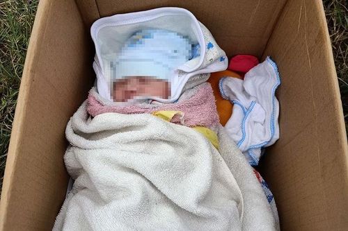 Bé sơ sinh bị bỏ bên đường cùng lời nhắn nhờ nuôi giúp