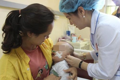 Bé trai đang ngủ rơi từ tầng 2 xuống tầng 1