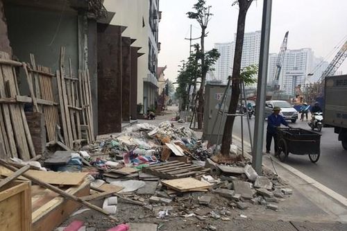 Vỉa hè đường nghìn tỷ ở Hà Nội vẫn chưa được giải cứu