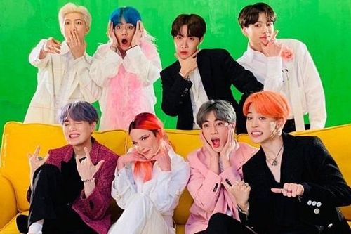 BTS cười như được mùa khi nhận quà từ 'ông già Noel' Halsey, đặc biệt là biểu cảm của Suga