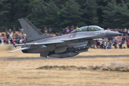 Choáng: Tiêm kích F-16 Mỹ phóng sát đất cực nhanh, 'đánh chặn' ô tô của nghi phạm