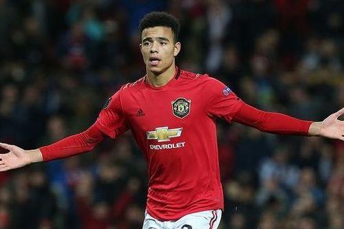Đại thắng 4-0, Man Utd giành ngôi đầu bảng