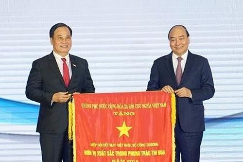 Thủ tướng Nguyễn Xuân Phúc dự Lễ kỷ niệm 20 năm Hiệp hội dệt may Việt Nam