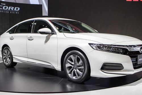 Sedan hạng D tháng 11, Camry ế ẩm, Honda Accord vượt mặt Mazda6