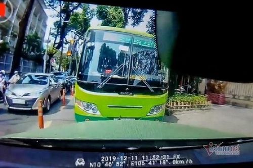 Xe buýt 'ngổ ngáo' lao ngược chiều trên phố Sài Gòn