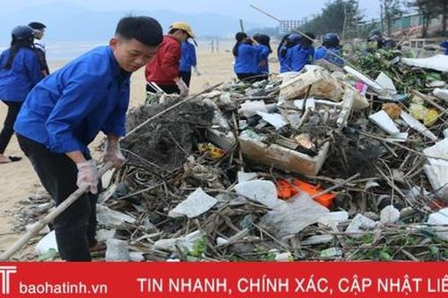 Hơn 150 đoàn viên thanh niên dọn vệ sinh làm sạch biển Thiên Cầm