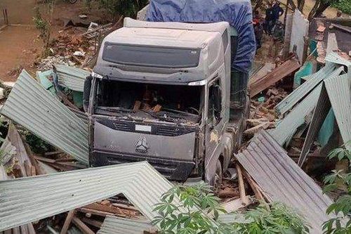 Tài xế đâm sập nhà dân, 3 cha con thoát chết trong gang tấc
