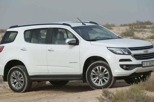 Xe nhập giảm giá trăm triệu, khách hàng vẫn thờ ơ