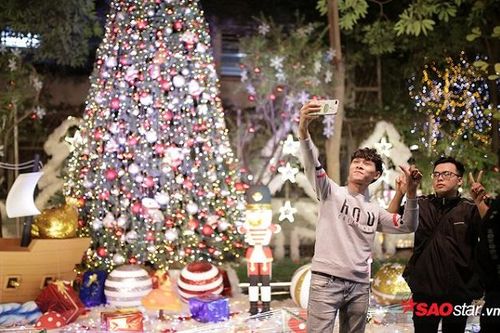 Sinh viên tha hồ 'sống ảo' trong khu vườn Giáng sinh của ĐH Thăng Long