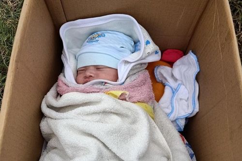 Phát hiện bé gái sơ sinh bị bỏ rơi bên vệ đường kèm lời nhắn: 'Hoàn cảnh tôi không nuôi được cháu, ai nhặt được xin nuôi cháu và chăm sóc giúp'