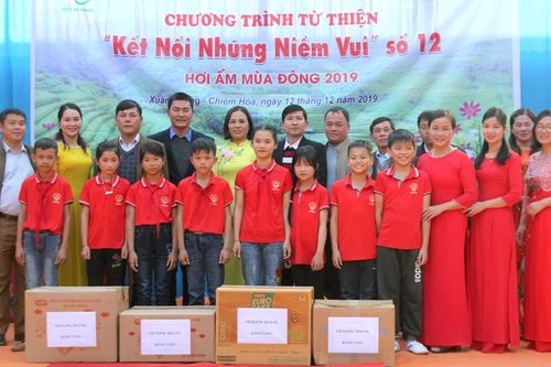 Tặng học bổng, quà cho học sinh trường Tiểu học Xuân Quang
