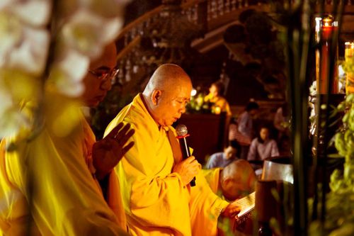 TP.HCM : Đêm hoa đăng vía Phật A Di Đà tại Vạn Đức