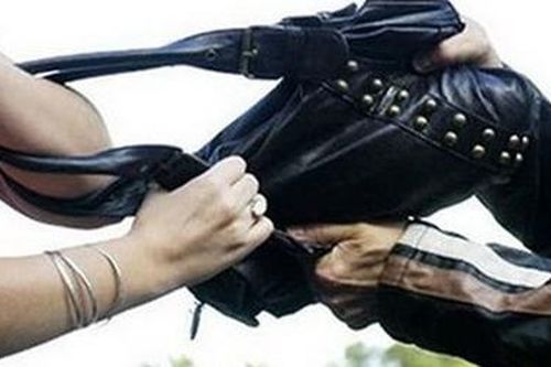 Tạm giữ 2 đối tượng lợi dụng lễ hội để cướp giật