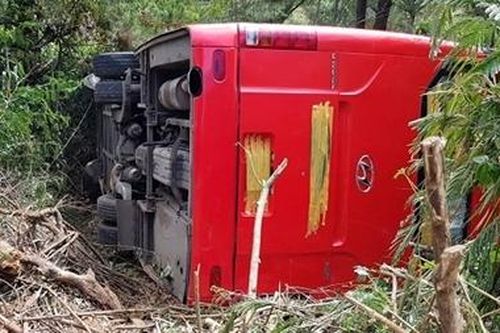 Xe khách chở 20 người mất phanh lao xuống vực ở Đà Lạt