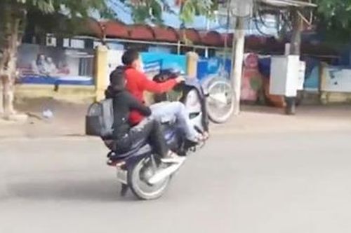 Xử phạt nam thanh niên lái xe máy bằng 1 bánh