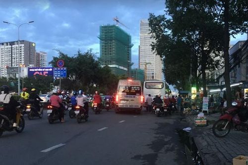 Nhiều xe cố tình dừng đón khách nơi có biển cấm