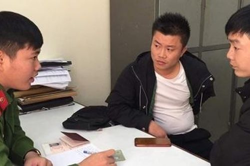 Người đàn ông Trung Quốc cùng phiên dịch lừa bán hàng giả