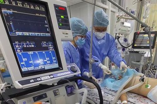 Hai bé gái ngưng tim, suy gan thận trở về từ 'cửa tử'