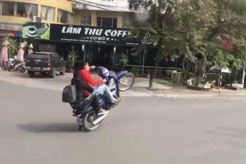 Phạt thanh niên 'bốc đầu' xe máy trên đường