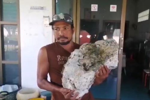 Lang thang nhặt rác trên bãi biển, người đàn ông 'vớ' được gia tài trị giá hơn 16 tỷ đồng