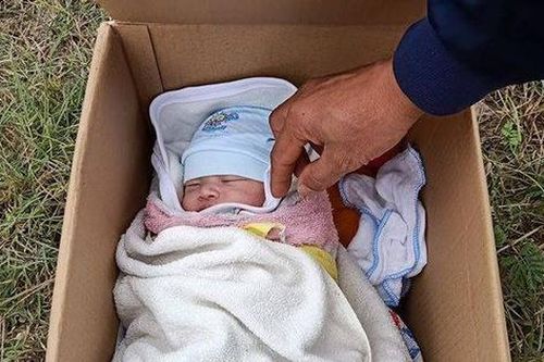 Hà Nội: Phát hiện bé sơ sinh đặt trong thùng mỳ tôm ở vệ đường kèm bức thư ngắn ngủi