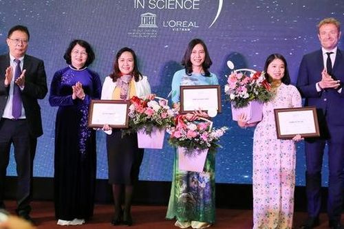 3 nhà khoa học nữ xuất sắc năm 2019 nhận học bổng nghiên cứu trị giá 150 triệu đồng