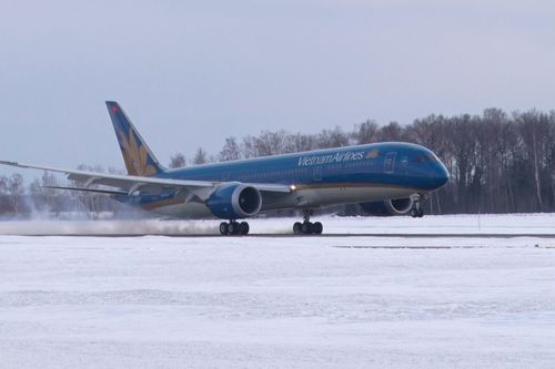 Máy bay Vietnam Airlines hạ cánh khẩn cấp vì khách đau bụng