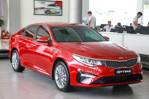Mazda6, Kia Optima, Honda Accord giảm giá, Toyota Camry bia kèm lạc