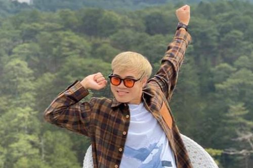 Văn Toàn khoe mới tậu siêu phẩm giày hoa cúc của G-Dragon