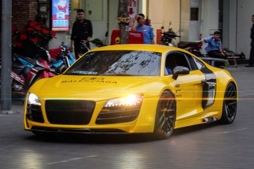 Audi R8 thế hệ đầu tiên lột xác với gói độ tiền tỷ tại TP.HCM