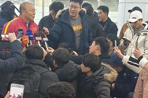 Ông Park được báo chí và người hâm mộ chào đón khi U23 Việt Nam tới Hàn Quốc tập huấn