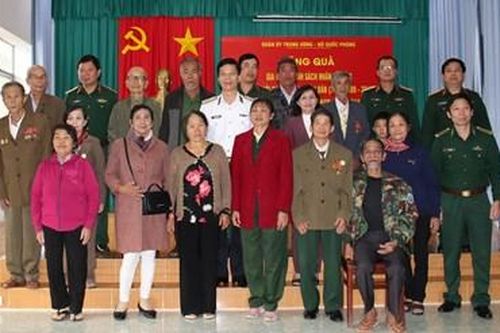 Đoàn công tác Bộ Tổng Tham mưu thăm và tặng quà gia đình chính sách tại Đắk Lắk