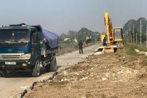 Ninh Bình: Cận cảnh tuyến đê hữu sông Hoàng Long xuống cấp nghiêm trọng!