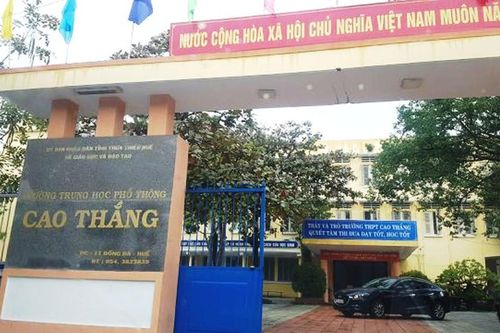 Nhiều cựu học sinh lên tiếng về thầy giáo bị tố khiếm nhã nữ sinh lớp 10