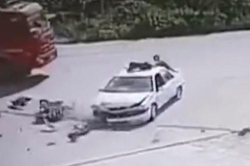 Va chạm cực mạnh, người lái xe máy văng lên nóc ôtô