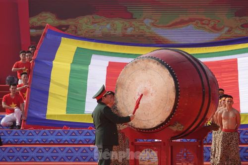 Đại tướng Ngô Xuân Lịch đánh trống khai mạc Ngày hội quân dân