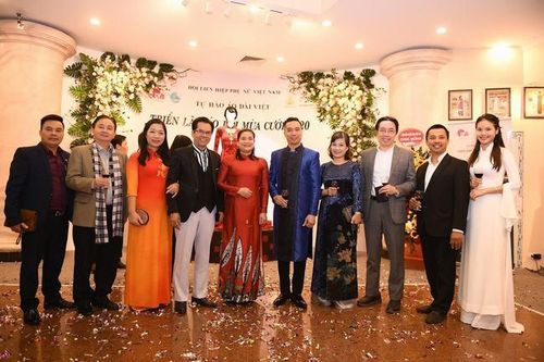 NTK Đỗ Trịnh Hoài Nam giới thiệu áo dài dát vàng đính 110 viên kim cương