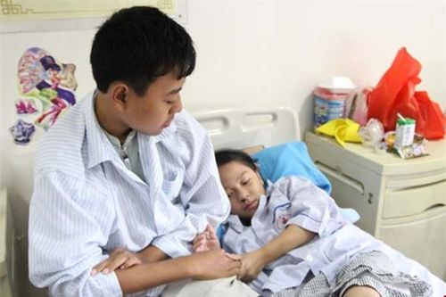 2 anh em ruột phải sống nhờ máu người khác vì liên tục chảy máu