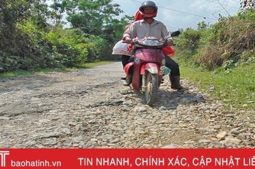 Đường huyết mạch 'tan nát', dân Sơn Tiến gặp khó trong đi lại