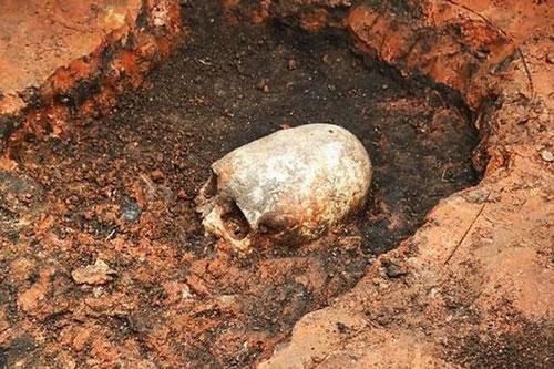 Bất ngờ phát hiện hài cốt bé trai có hộp sọ 'ngoài hành tinh'