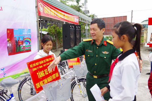 Hành trình 'Quân đội chung tay vì người nghèo'