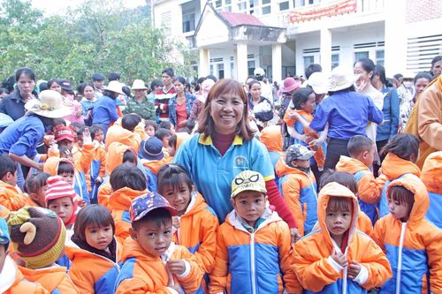 Tặng 500 suất quà cho người nghèo và học sinh xã Đak Pling