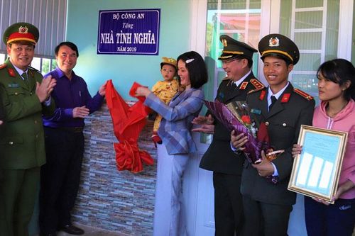Thứ trưởng Bộ Công an Nguyễn Văn Thành trao nhà tình nghĩa cho cán bộ công an có hoàn cảnh khó khăn