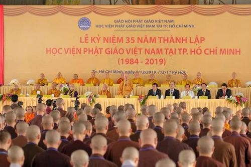 Người kể chuyện thiêng