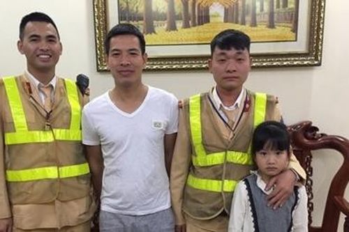 CSGT đưa bé gái 8 tuổi bị lạc về nhà